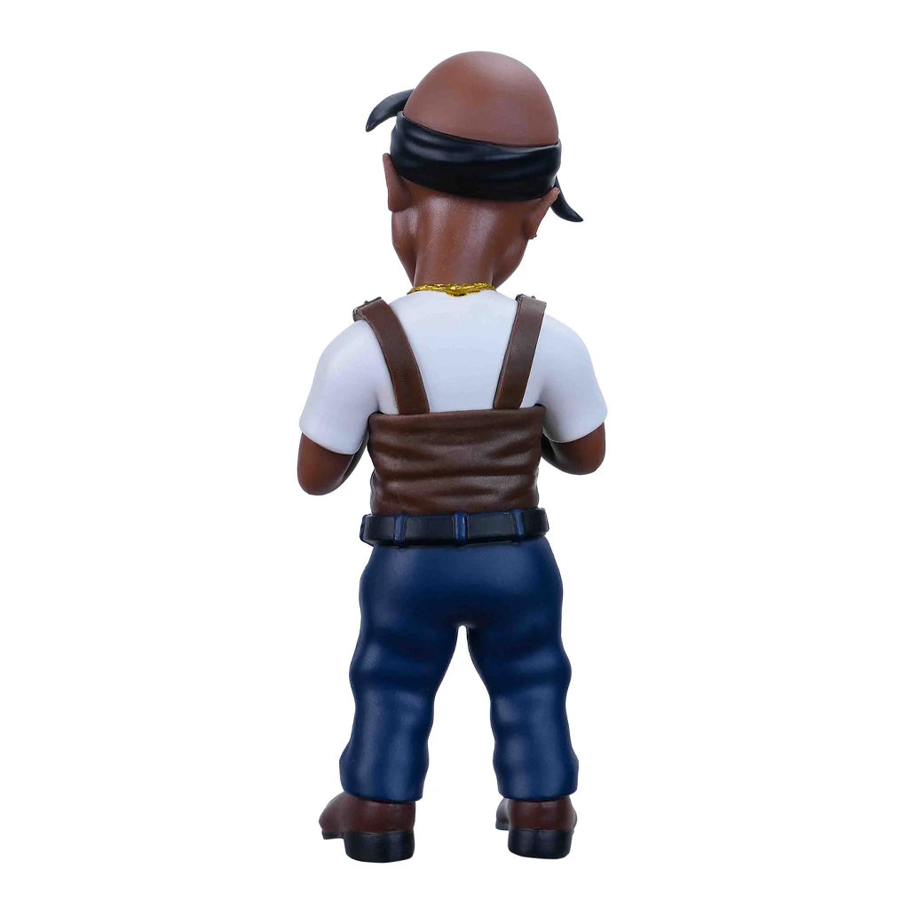 Rückansicht einer Figur mit schwarzem Kopftuch, weißem T-Shirt, brauner Weste und blauen Jeans