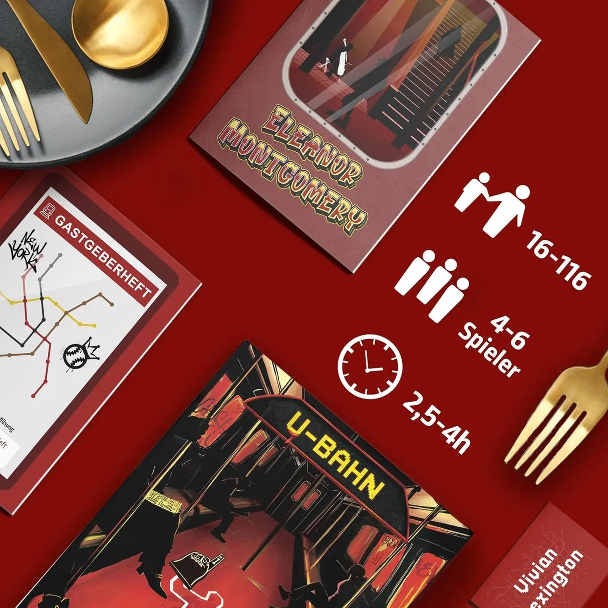 Brettspielmaterialien auf rotem Hintergrund mit goldenem Besteck und Spielkarten