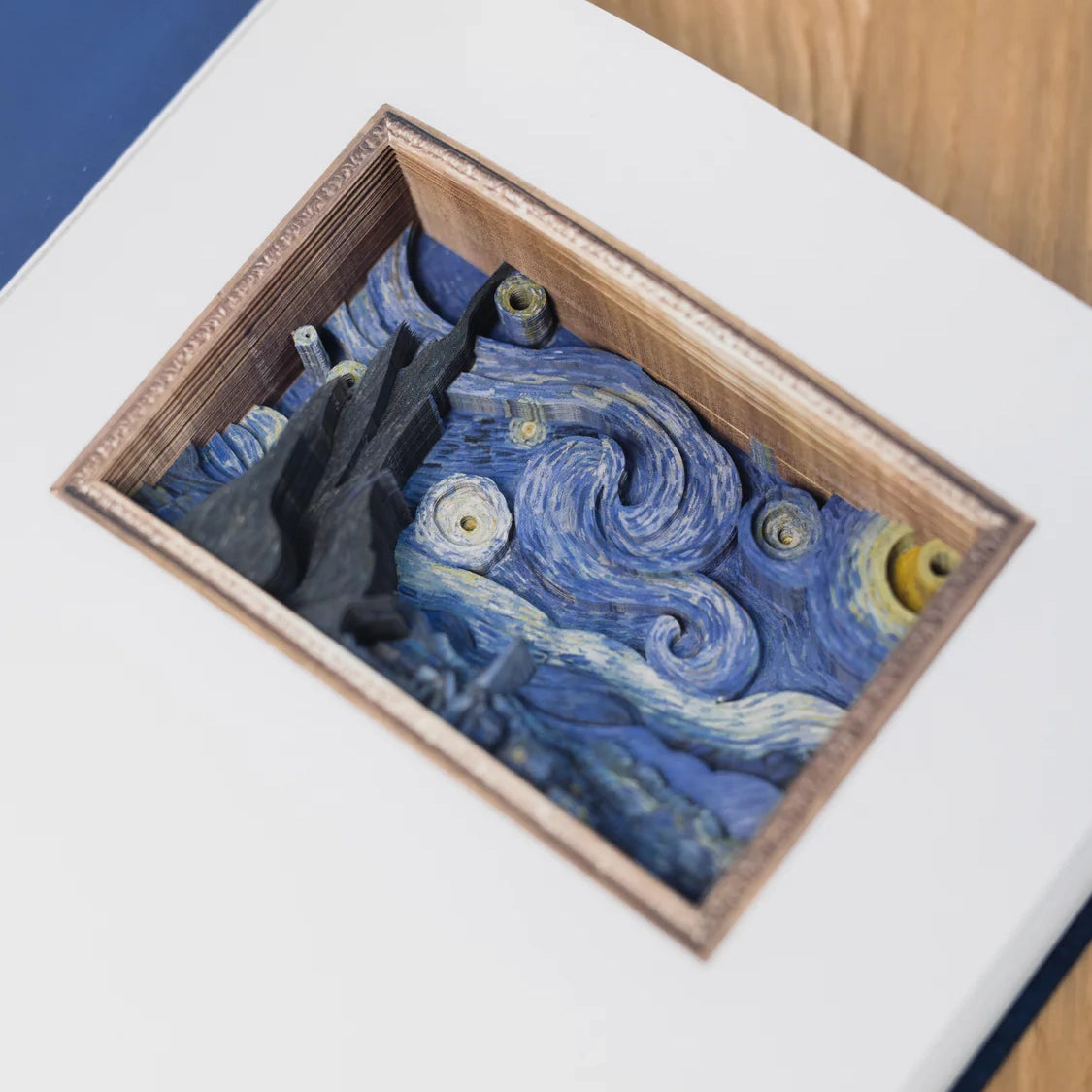 3D-Buchskulptur von Van Goghs Sternennacht