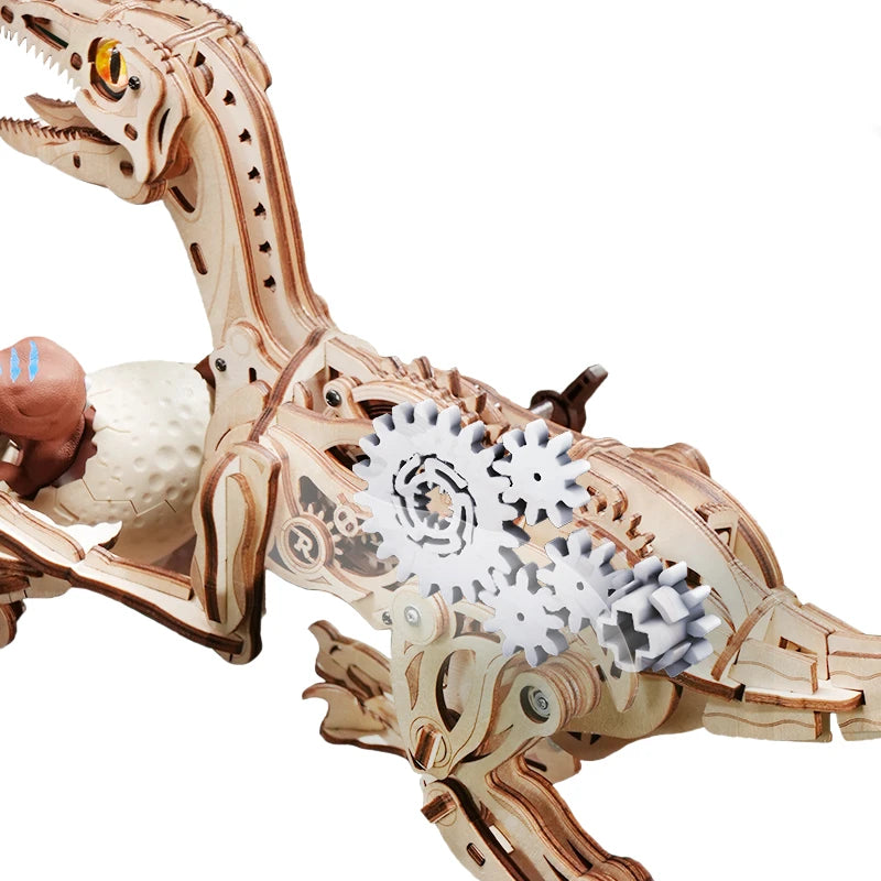 Hölzernes Dinosaurier-Modell mit sichtbaren Zahnrädern und Mechanismus
