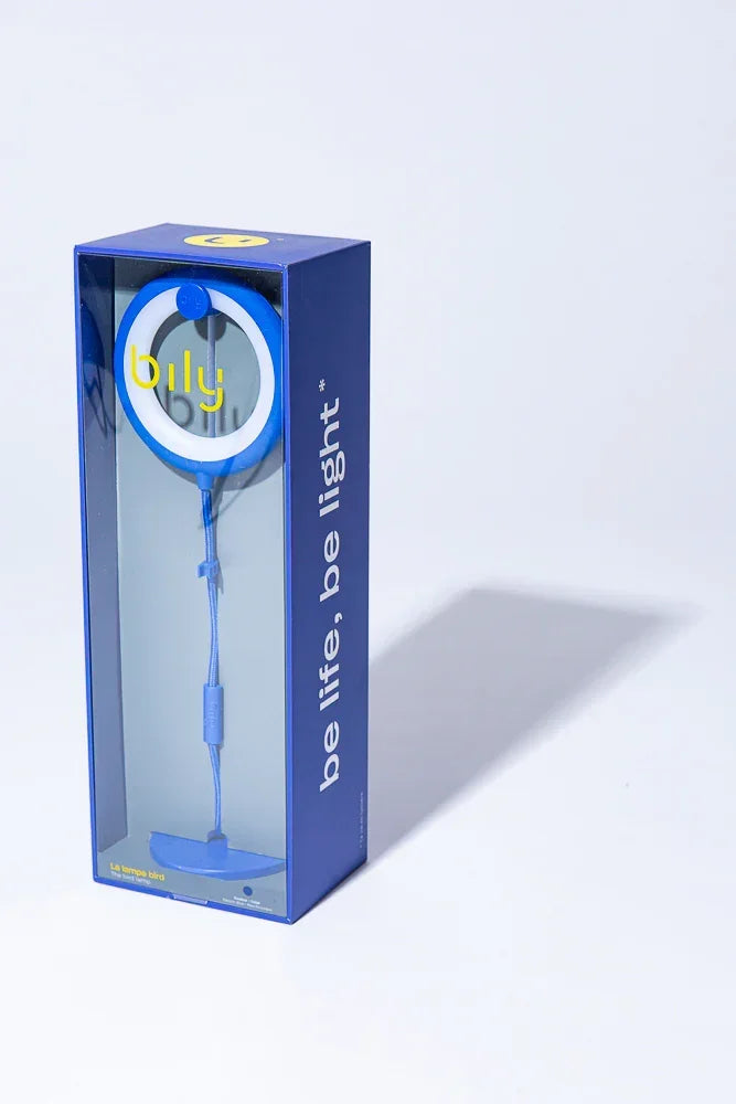 Blaue Verpackung mit einer runden LED Leuchte und Kabel