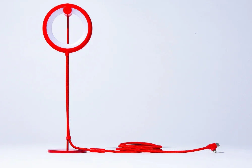 Rote LED Ringlampe mit Standfuß und langem Textilkabel