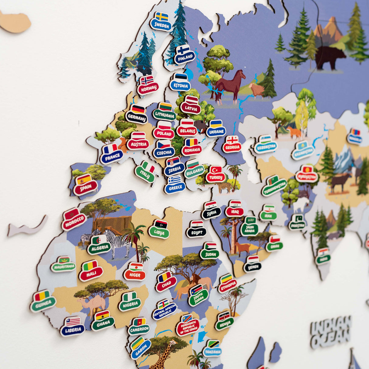 Wandkarte aus Holz mit aufgesetzten Landesflaggen und Tierillustrationen