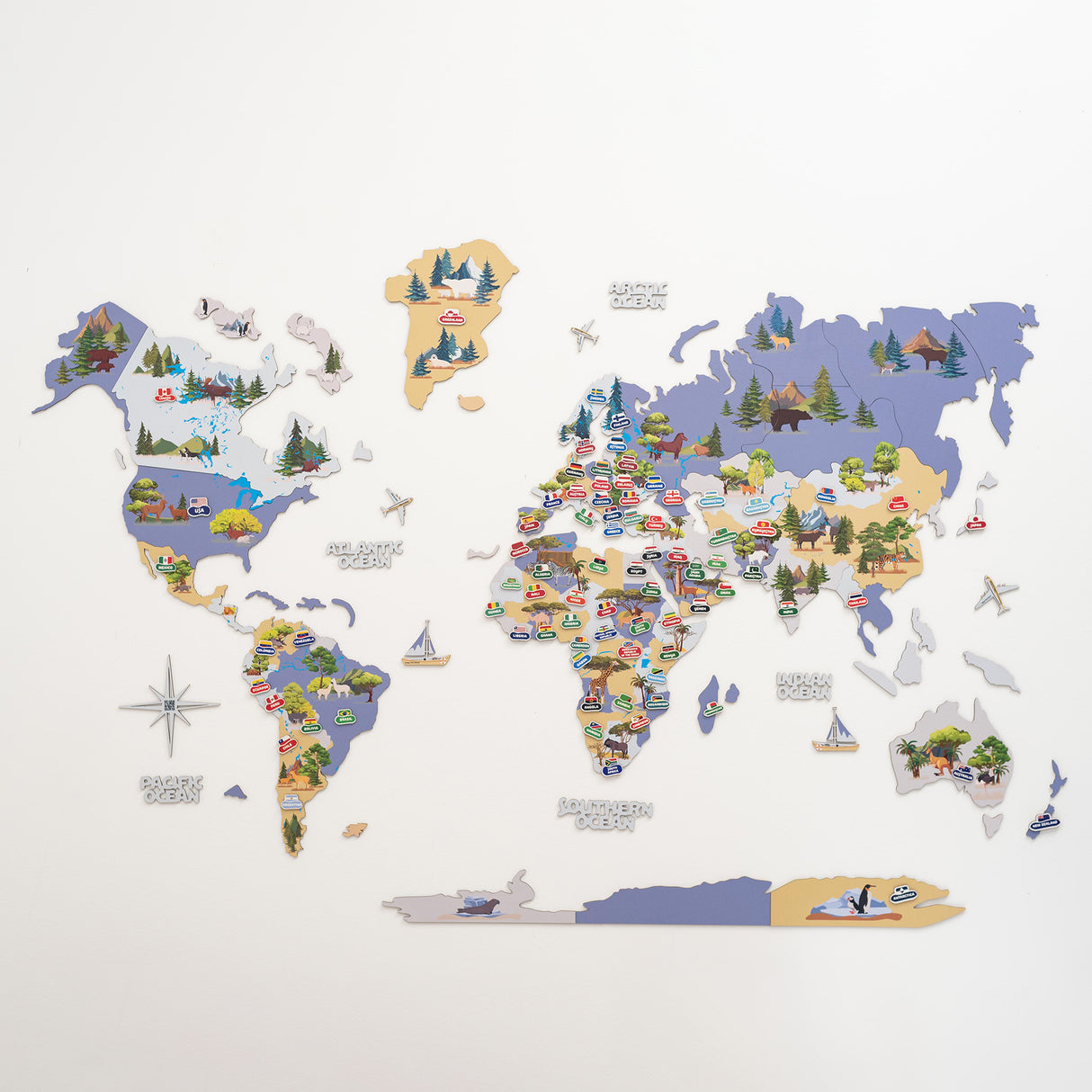 Wanddekoration in Form einer Weltkarte mit Tieren und Länderflaggen