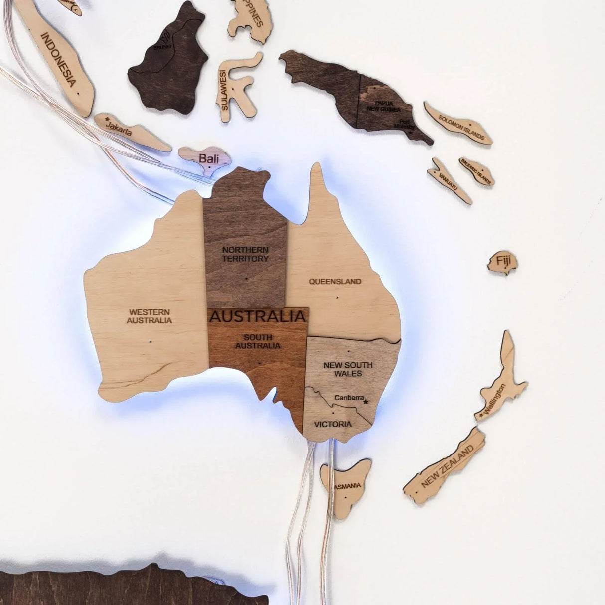 Wandkarte aus Holz mit Australien und umliegenden Inseln