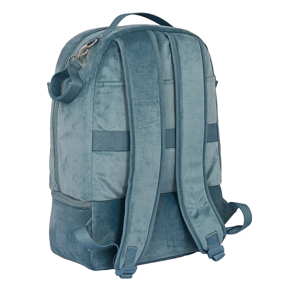 Rückansicht eines blauen Samt-Rucksacks mit verstellbaren Trägern und Tragegriff