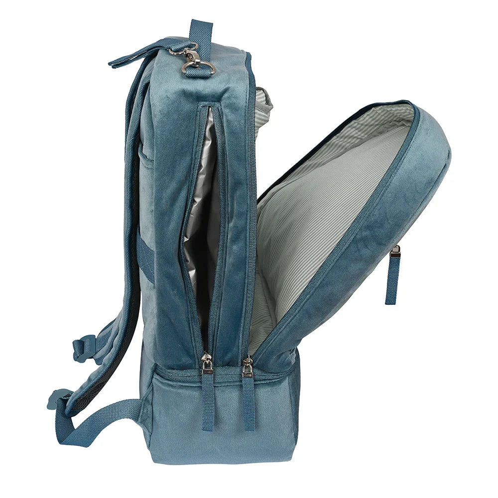 Seitliche Ansicht eines geöffneten blauen Rucksacks mit Reißverschlüssen und Fächern