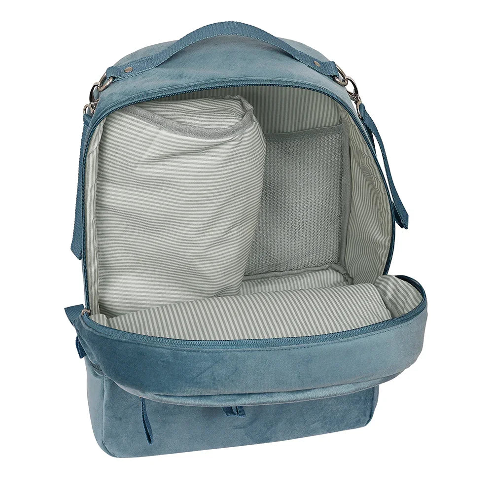 Offener blauer Rucksack mit gestreiftem Innenfutter und Wickelunterlage