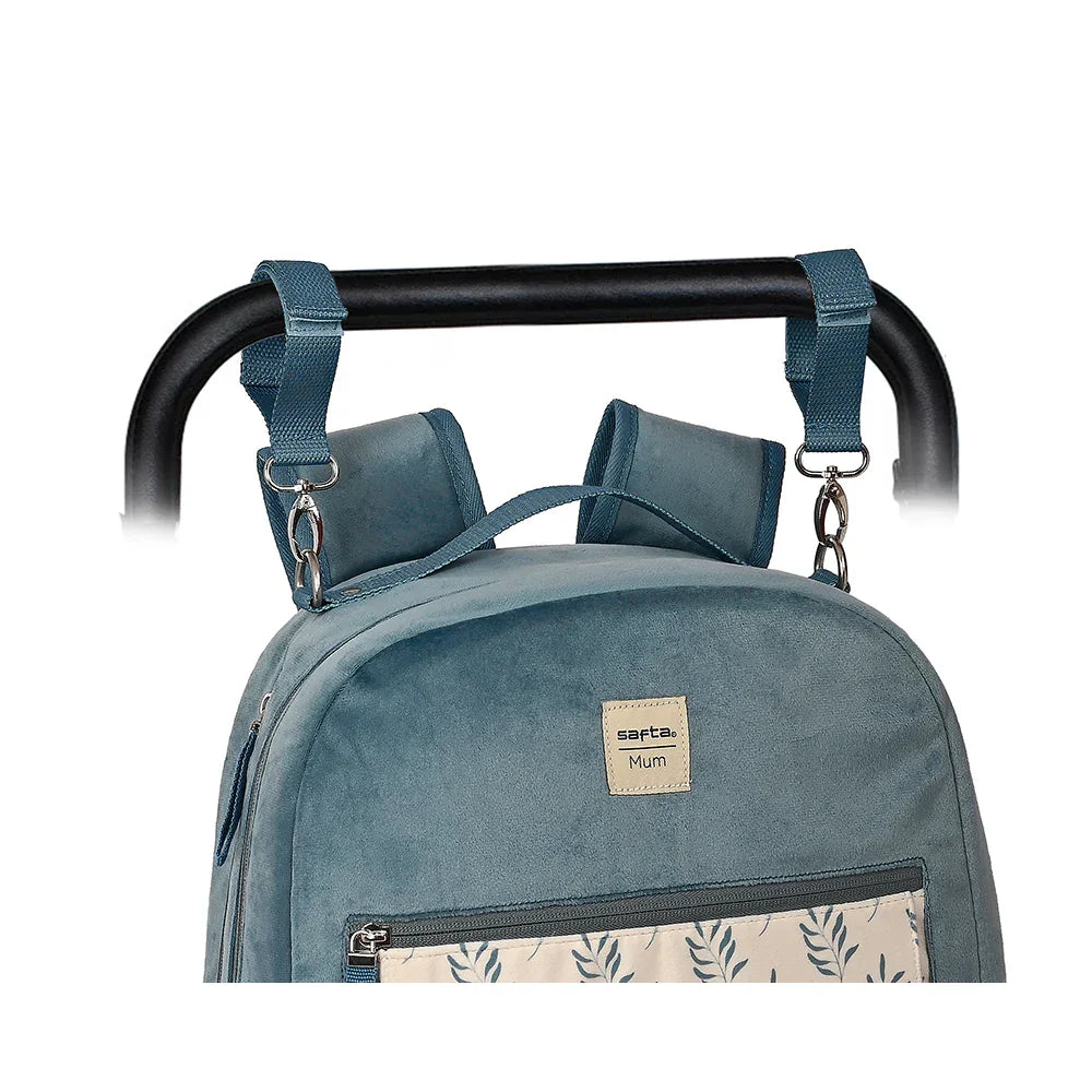 Safta Mum Wickeltasche in Blau, an einem Kinderwagen befestigt