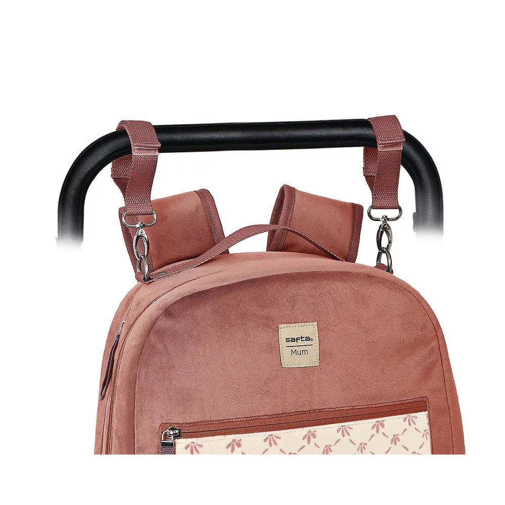 Safta Mum Rucksack in Rosa, an einem Kinderwagen befestigt