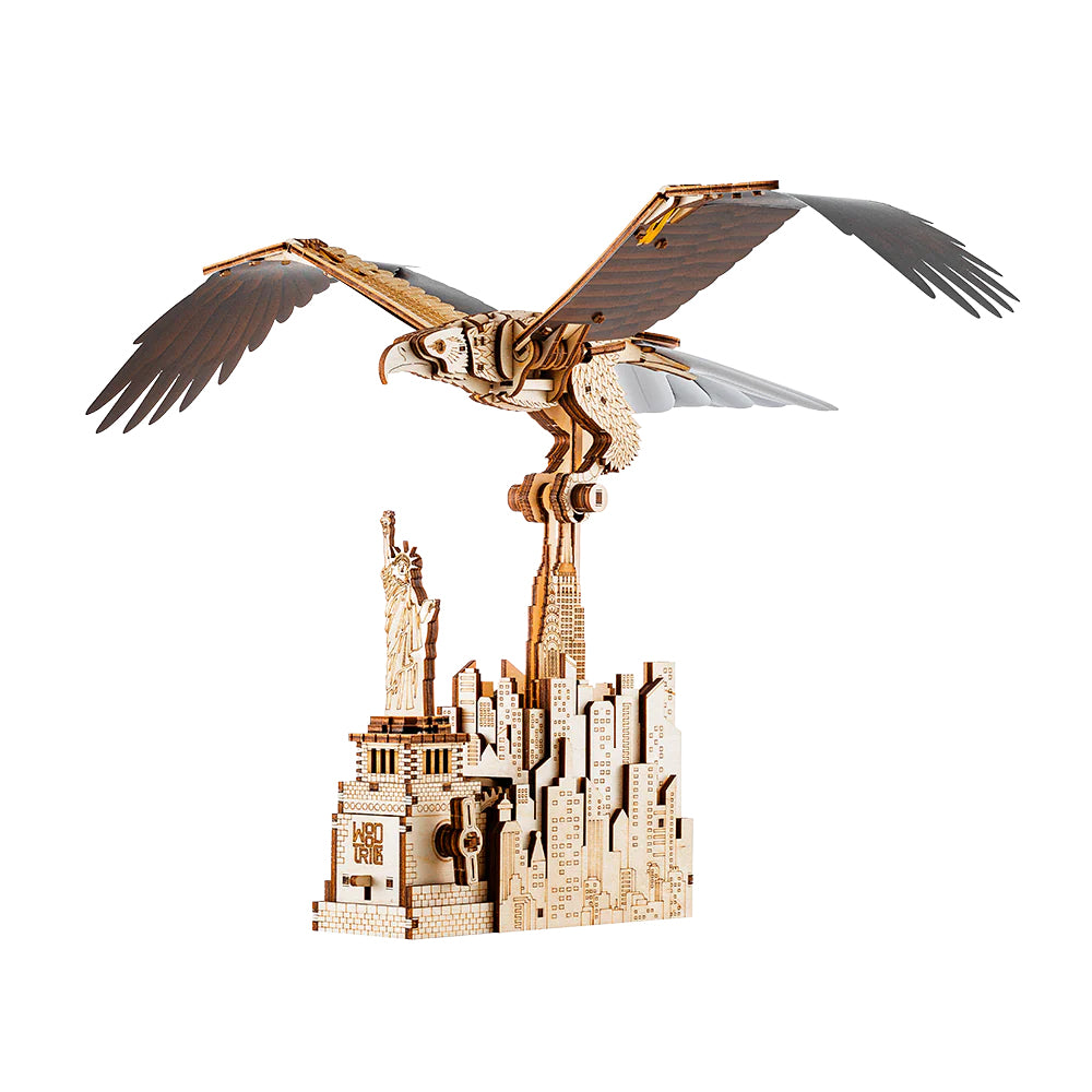 Holzmodell eines Adlers über einer Skyline von New York mit Freiheitsstatue