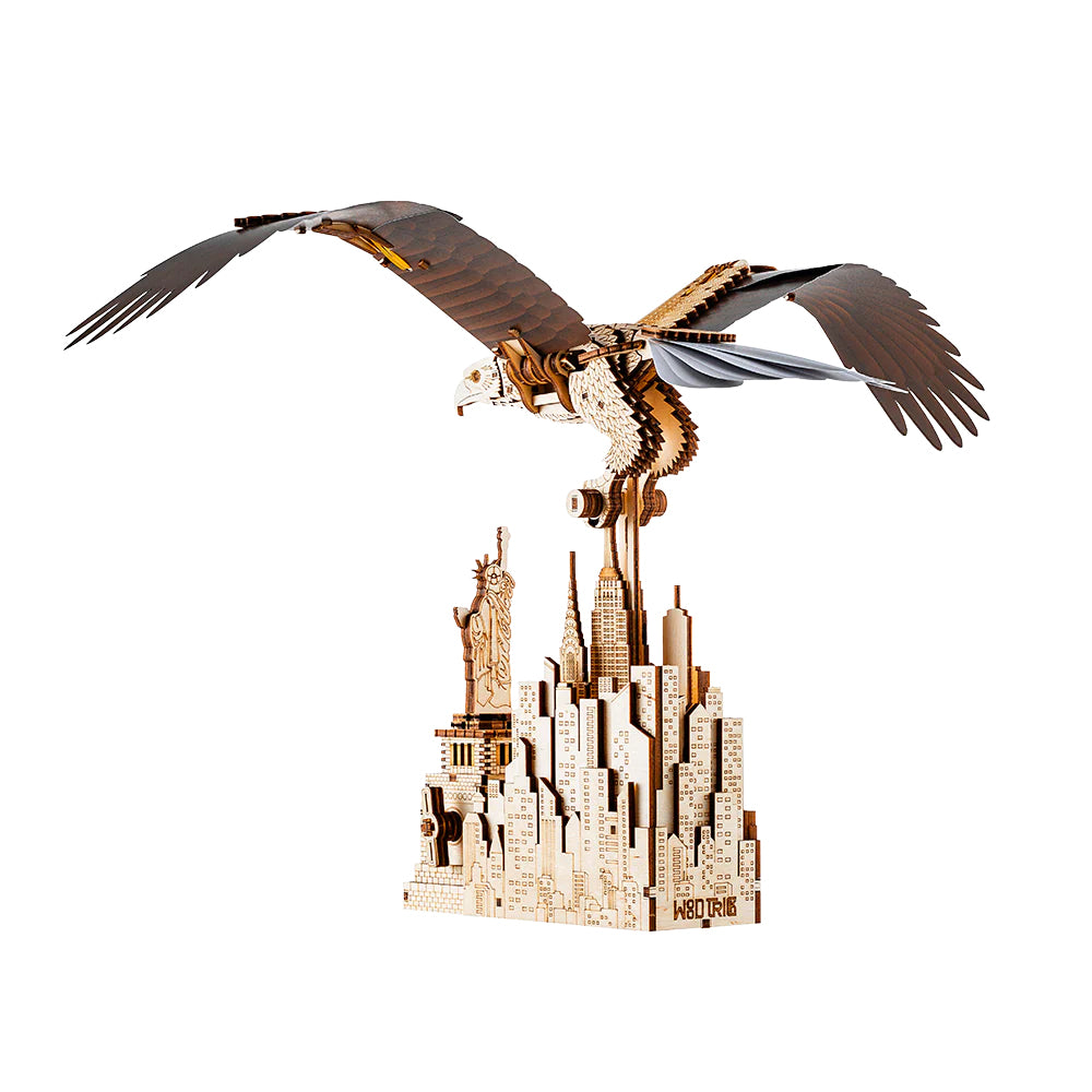 Holzmodell eines Adlers über einer Skyline von New York mit Freiheitsstatue
