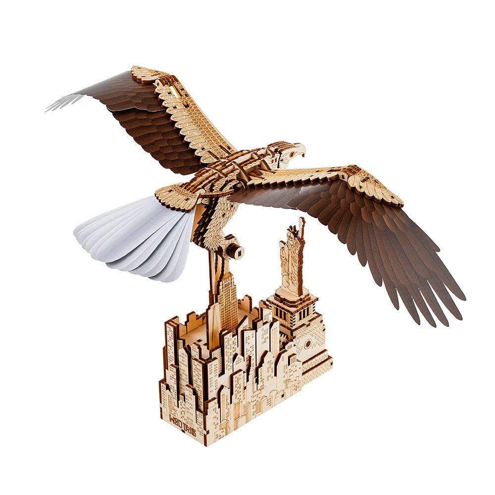 Holzmodell eines Adlers über einer New Yorker Skyline mit Freiheitsstatue
