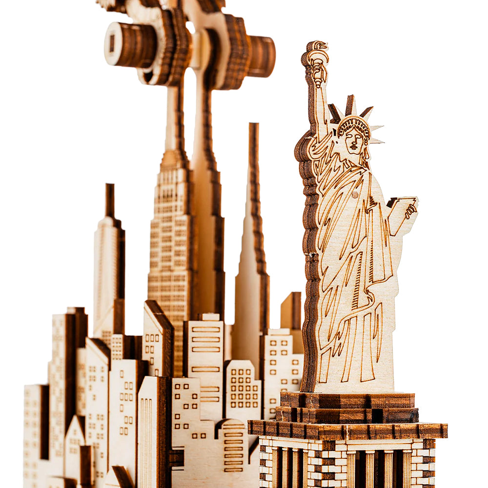 Holzmodell der Freiheitsstatue vor einer Skyline von New York