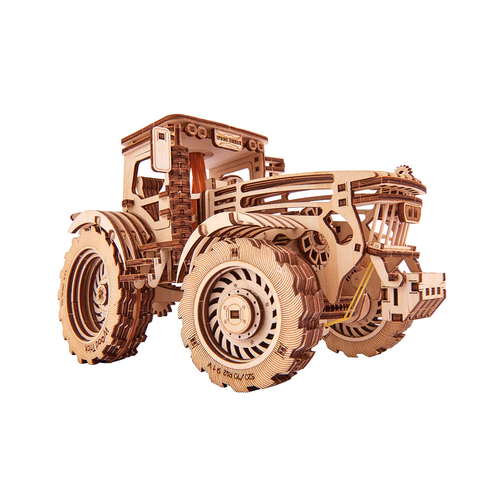 Traktor Modellbausatz aus Holz mit detaillierten Reifen und Fahrerkabine