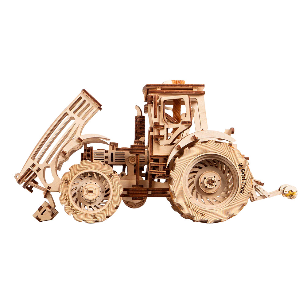 Modell eines Traktors aus Holzbauteilen
