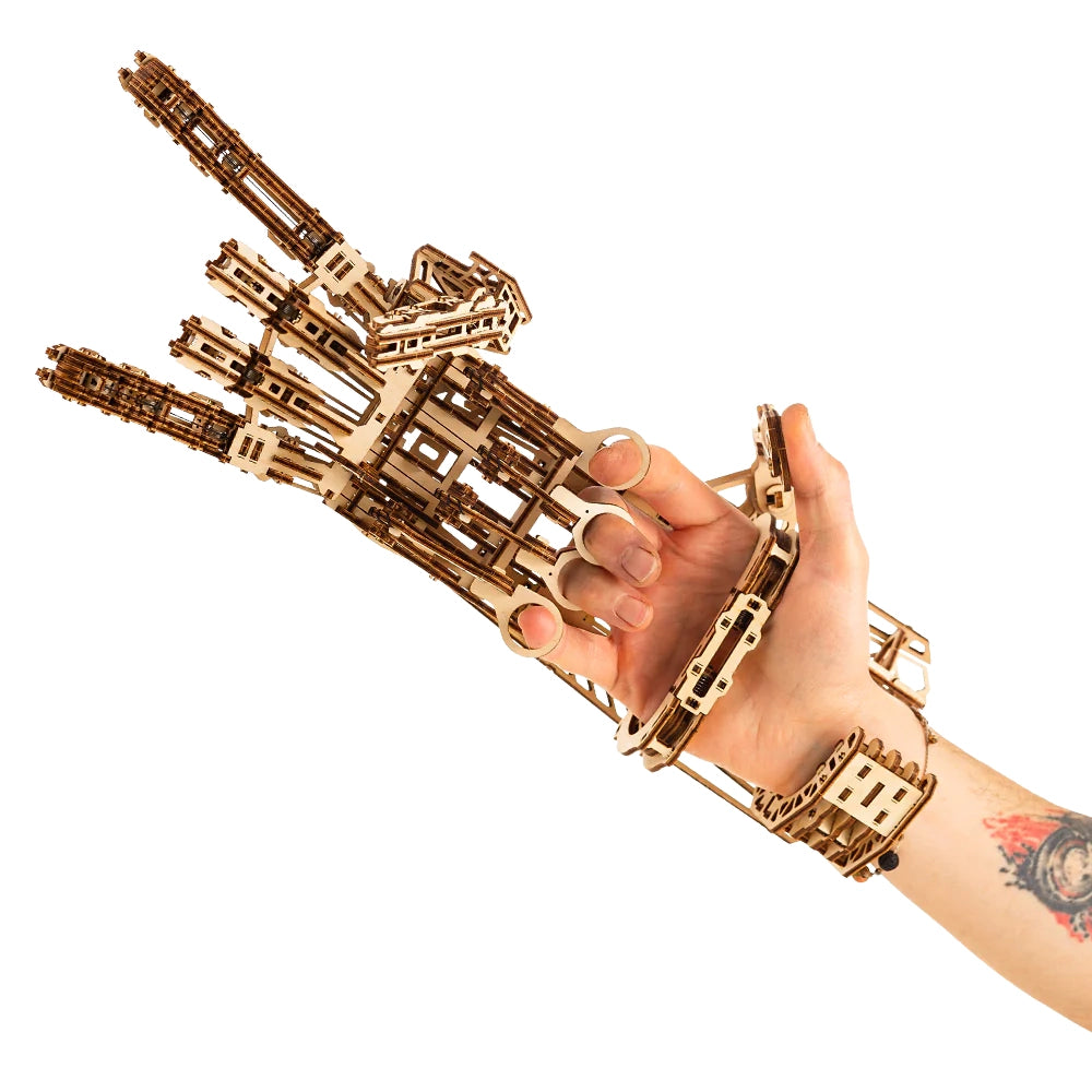 Mechanische Handprothese aus Holz an einer menschlichen Hand