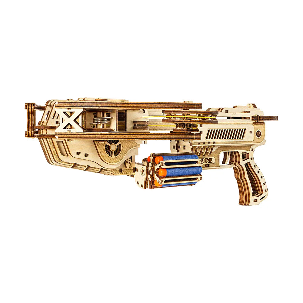 Mechanisches Holzmodell einer Armbrust mit Schaumstoffpfeilen