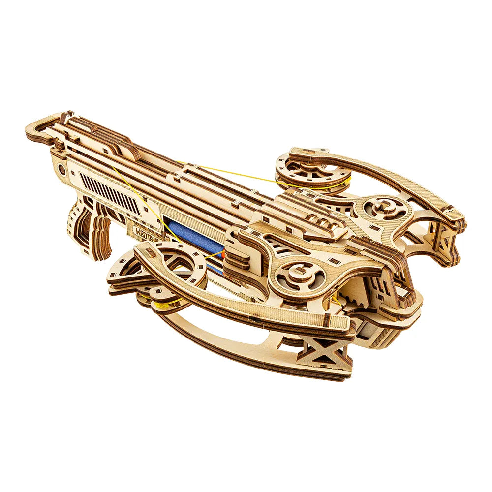 Mechanisches Modell einer Armbrust aus Holzbauteilen
