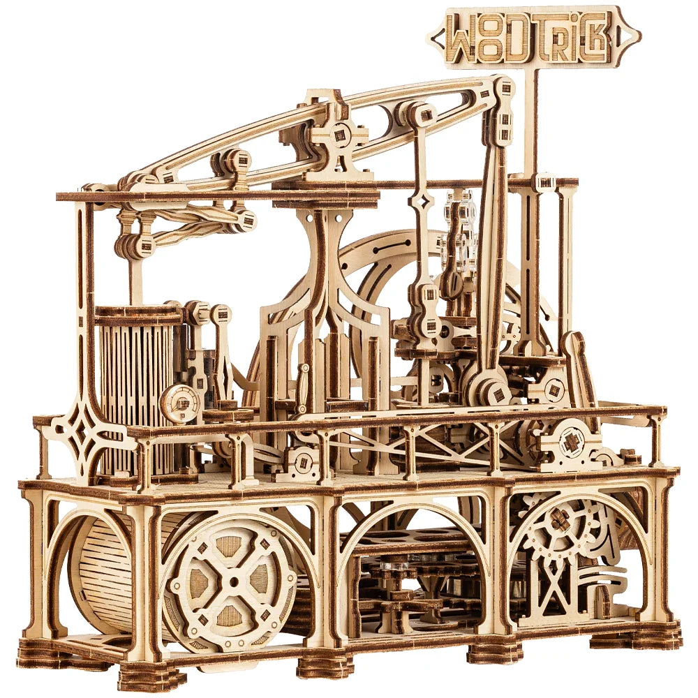 Mechanisches Holzmodell einer Dampfmaschine mit Zahnrädern und Hebeln