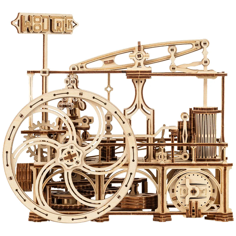 Mechanisches Holzmodell einer Dampfmaschine mit Zahnrädern und Schwungrad