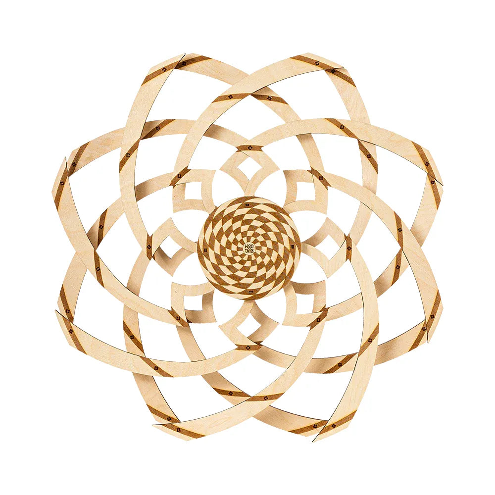 Holzskulptur mit geometrischem Blumenmuster und zentralem Wirbel