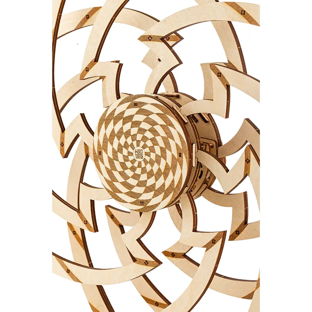 Mechanisches Holzmodell mit rotierenden Zacken und zentralem Spiralmuster
