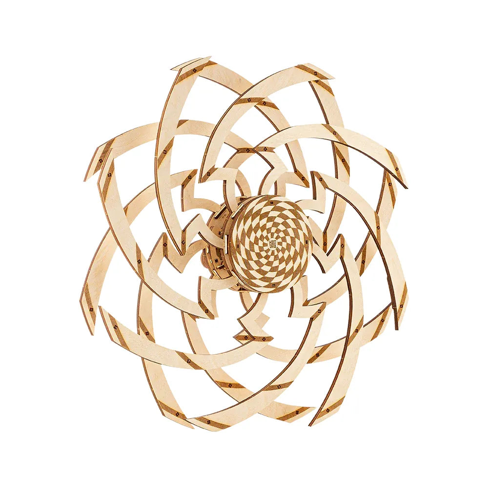 Mechanisches Holzmodell in Form einer rotierenden Blume mit geometrischem Muster