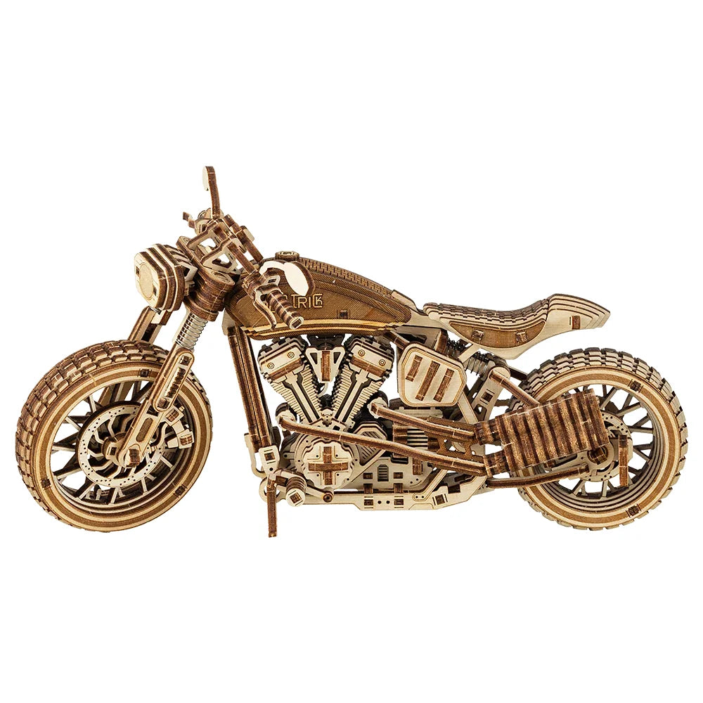 Modellmotorrad aus Holzbauteilen mit detailliertem Motor und Rädern