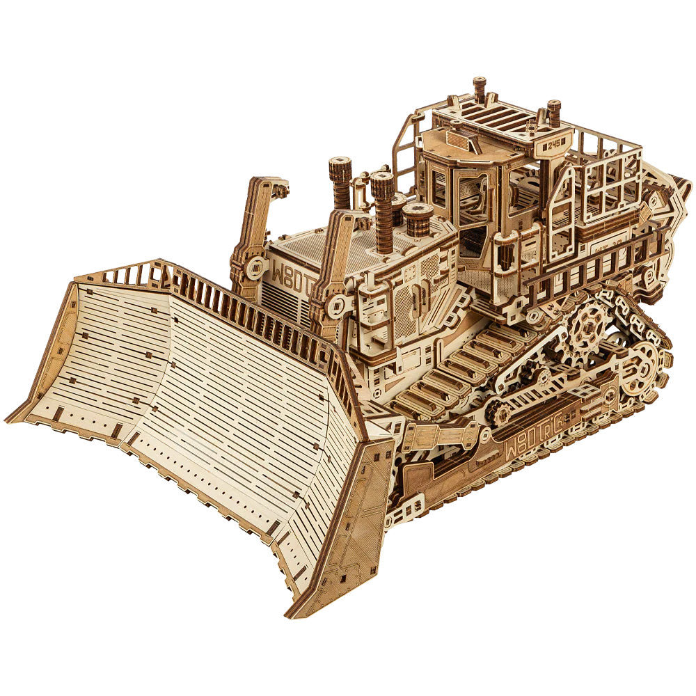 Wood Trick Terrain Titan Bulldozer 3D-Holzpuzzle – Erhöhte Schrägansicht auf das massive vordere Räumschild und die Fahrerkabine.