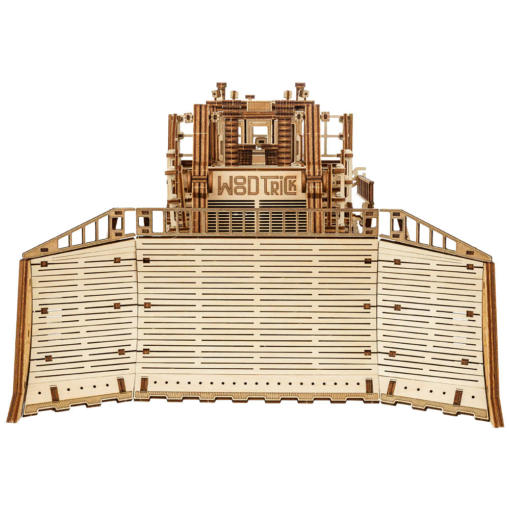 Wood Trick Terrain Titan 3D-Bausatz – Frontalansicht direkt auf das riesige, lasereschnittene Räumschild aus Birkenholz.
