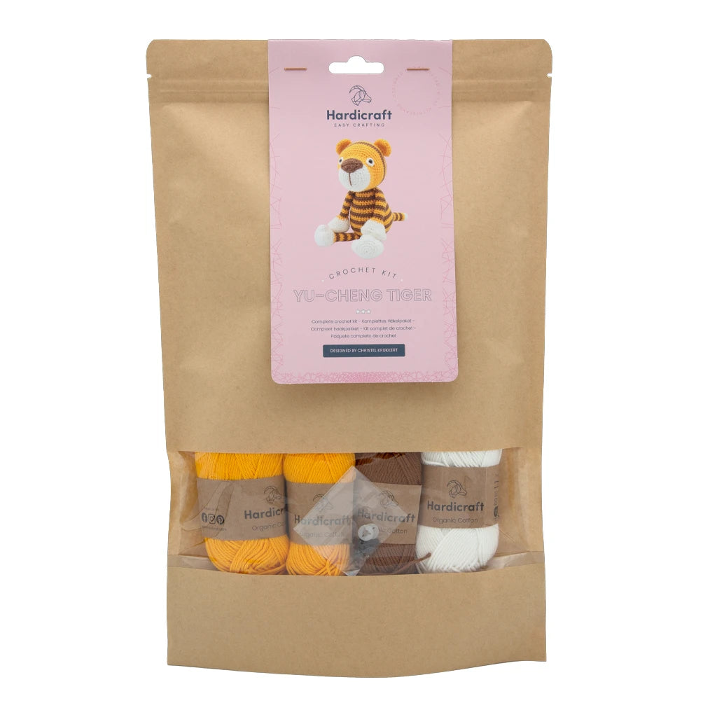 Hardicraft Yu-Cheng Tiger Häkelset in brauner Papiertüte mit Garn in Gelb, Braun und Weiß