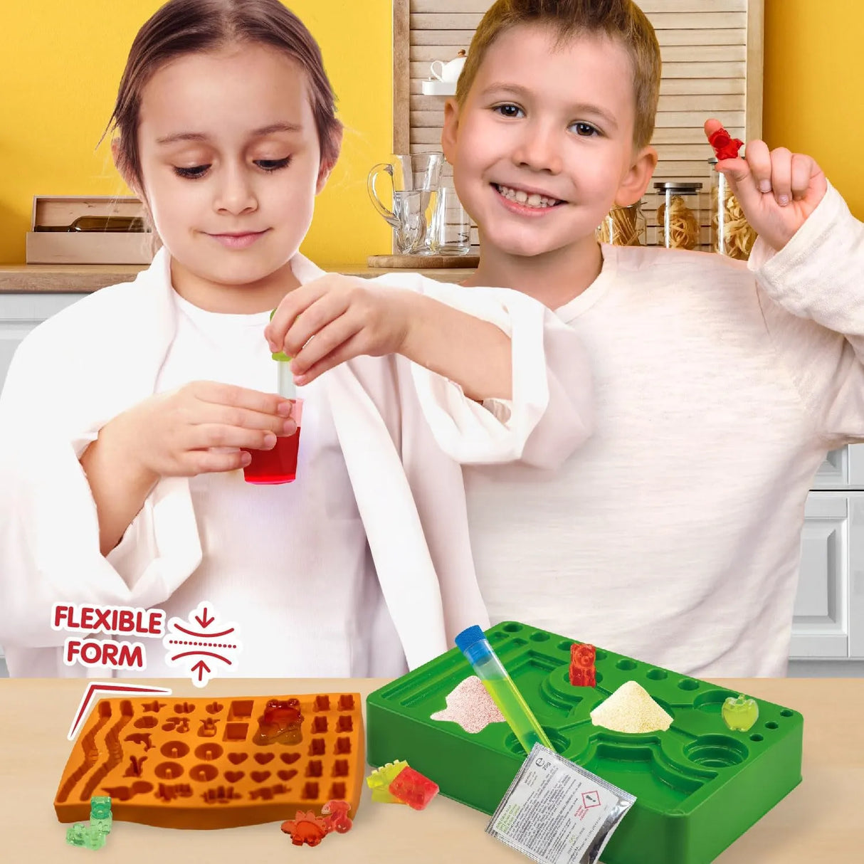 Zwei Kinder stellen Gummibärchen her, mit einer flexiblen Form und einem grünen Tablett mit Zutaten