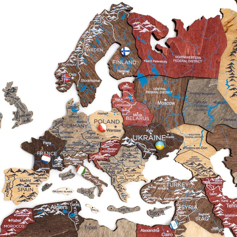 Nahaufnahme einer hölzernen Europakarte mit Ländern, Hauptstädten und Gebirgen