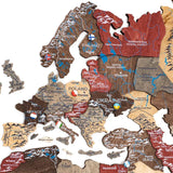 Nahaufnahme einer hölzernen Europakarte mit Ländern, Hauptstädten und Gebirgen