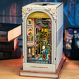 Anavrin Midnight in Venezia Book Nook Kit beleuchtet neben Büchern