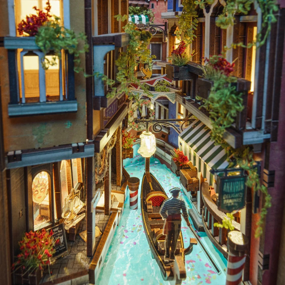 Blick in den Miniatur-Kanal von Venedig mit Gondel, Wasser-Effekt und Beleuchtung