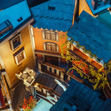 Nahaufnahme der Holzbrücke, Dachziegel und Balkone im Midnight in Venezia Book Nook