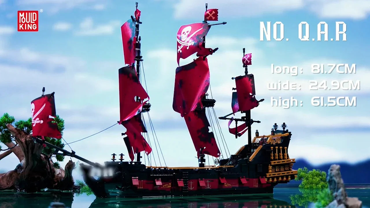 Modell des Piratenschiffs Queen Anne's Revenge mit roten Segeln und Totenkopfflaggen