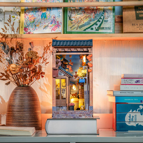 Beleuchtetes Buchstützen Diorama im Stil einer koreanischen Gasse auf einem Buchregal