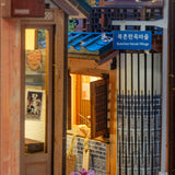 Miniaturmodell eines traditionellen koreanischen Hauses mit Schild Bukchon Hanok Village