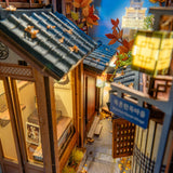 Miniaturmodell eines traditionellen koreanischen Dorfes mit beleuchteten Laternen und herbstlicher Dekoration