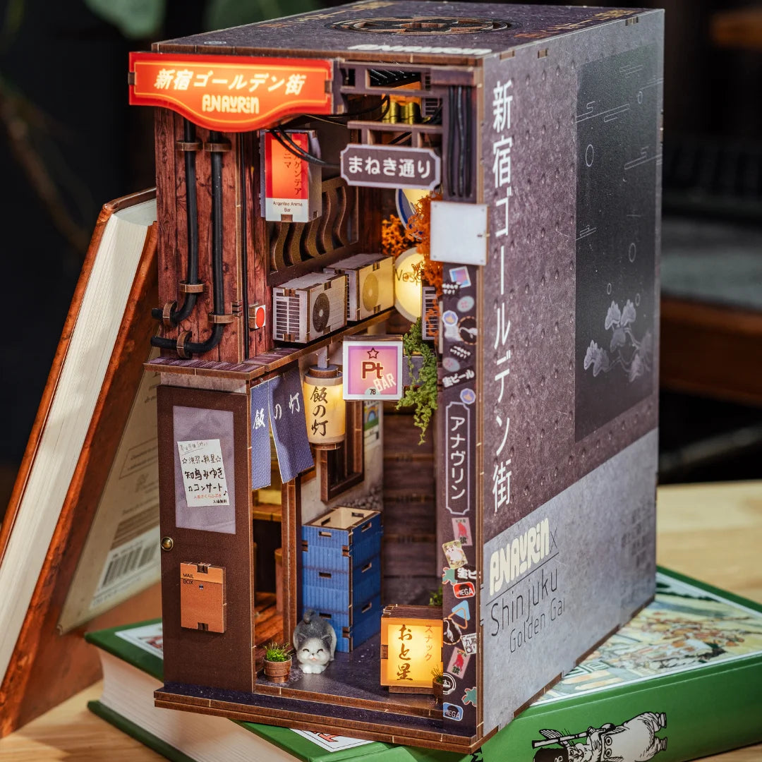 Miniaturmodell einer japanischen Gasse im Shinjuku Stil als Buchstütze