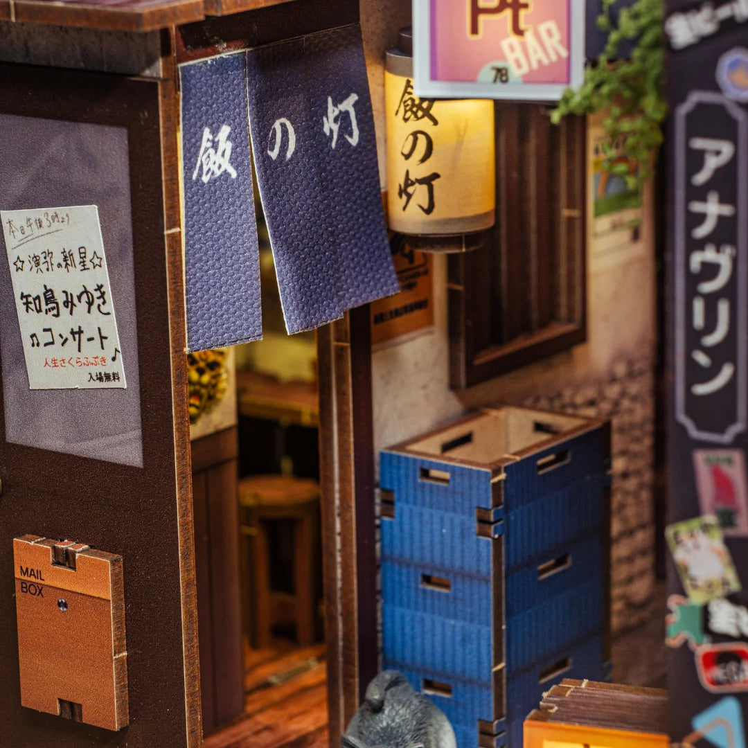 Miniaturmodell einer japanischen Kneipe mit blauen Vorhängen und japanischen Schriftzeichen
