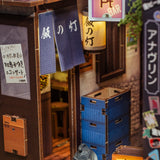 Miniaturmodell einer japanischen Kneipe mit blauen Vorhängen und japanischen Schriftzeichen