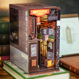 Miniaturmodell einer japanischen Gasse mit Schildern und Details im Buchstützenformat