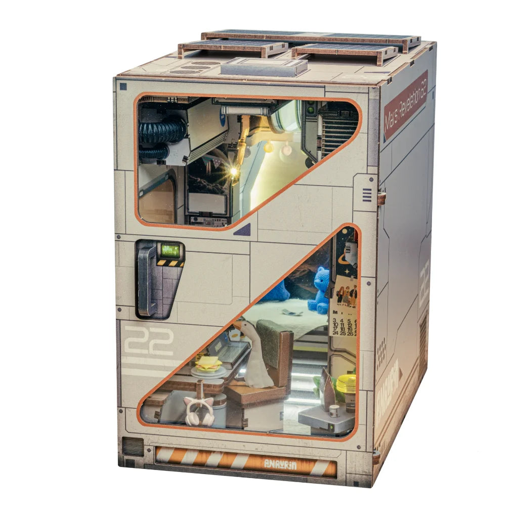 Modellbausatz einer Marsstation mit beleuchtetem Innenraum und kleinen Figuren