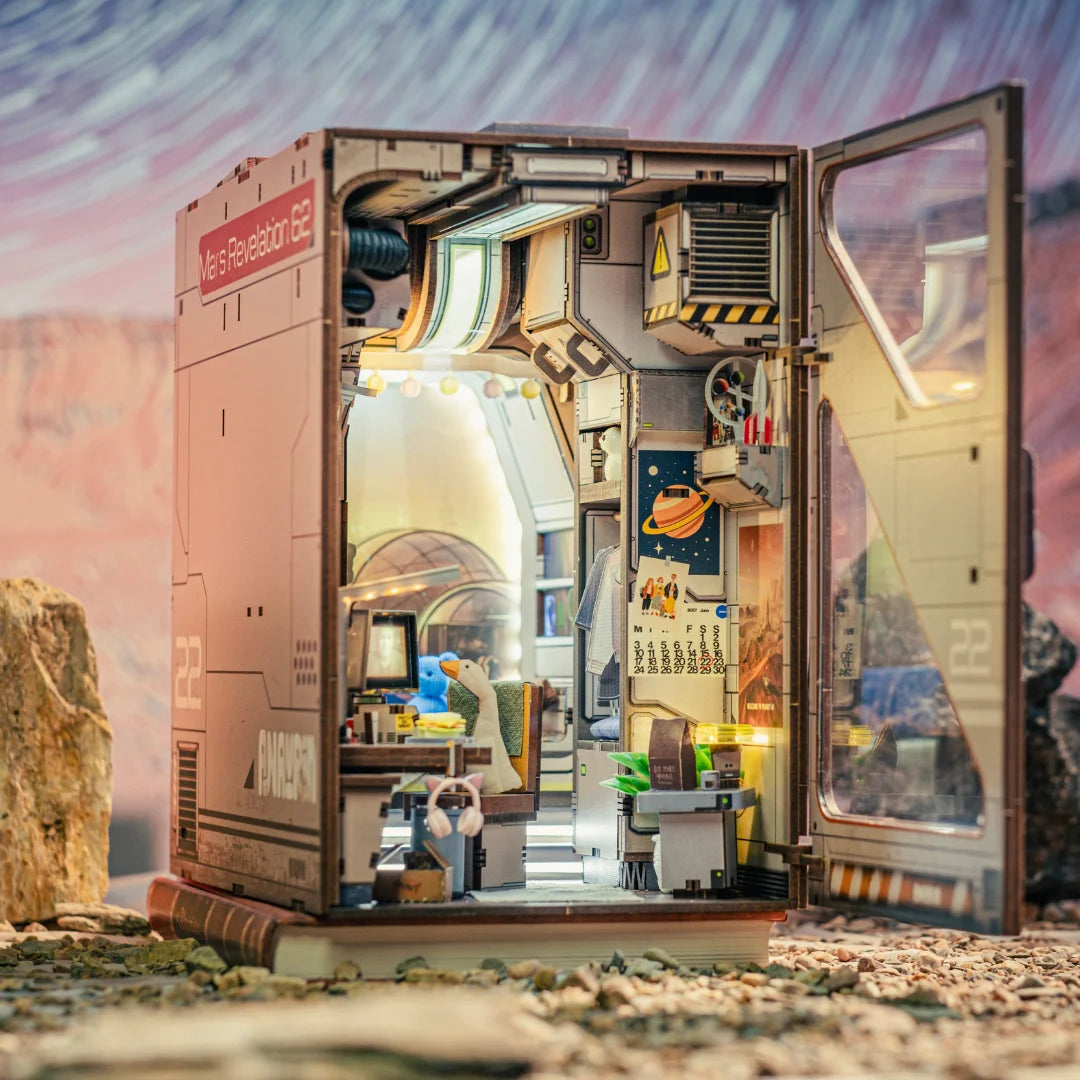 Miniaturmodell einer Marsstation mit beleuchtetem Innenraum und einer Gänsefigur am Schreibtisch