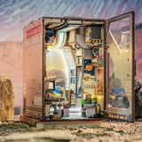 Miniaturmodell einer Marsstation mit beleuchtetem Innenraum und einer Gänsefigur am Schreibtisch