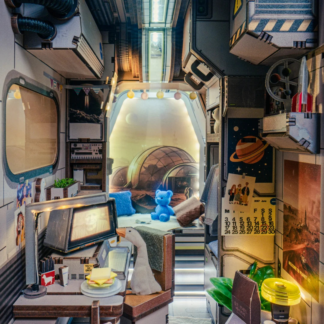 Miniaturmodell eines futuristischen Raumschiffinnenraums mit Schreibtisch und einer Gänsefigur